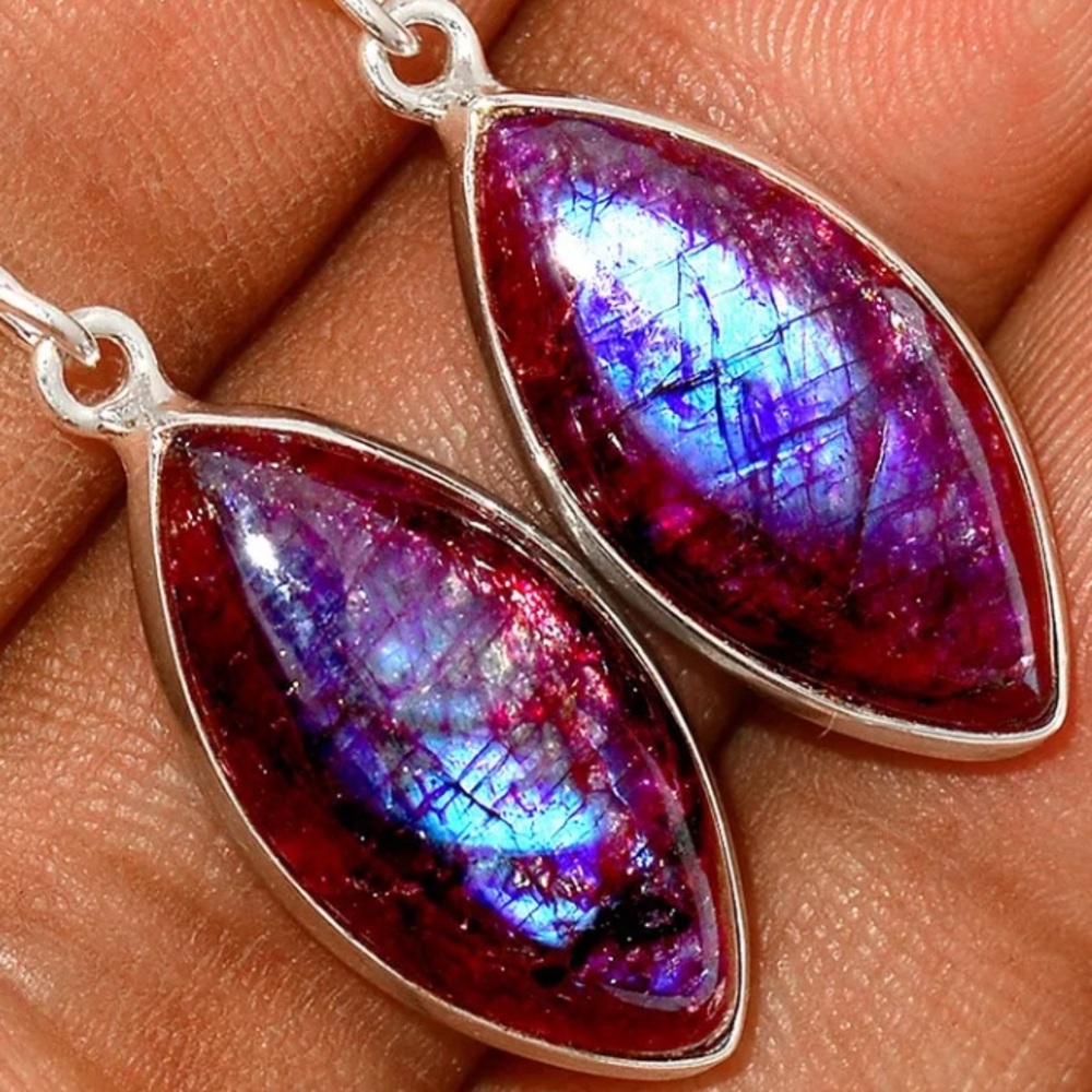 Gorgeous red flash labradorite and garnet sterling silver earrings - Picture 6 of 8